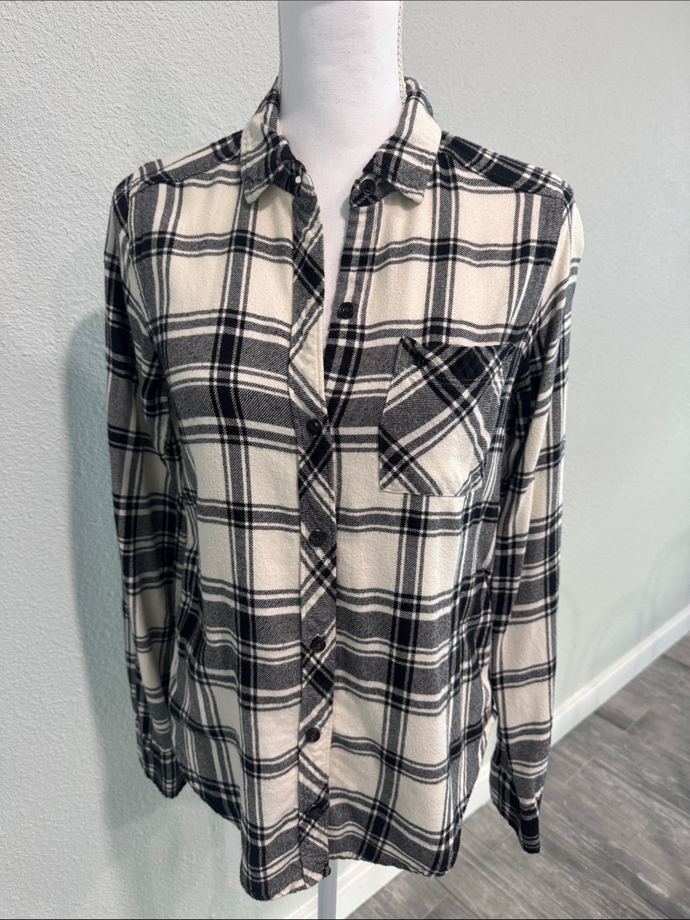 Abercrombie & Fitch Black and Cream Plaid Button-Down Shirt